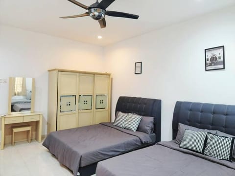 10min to IPOH TOWN gunung lang 4br4bath 14 pax House in Ipoh