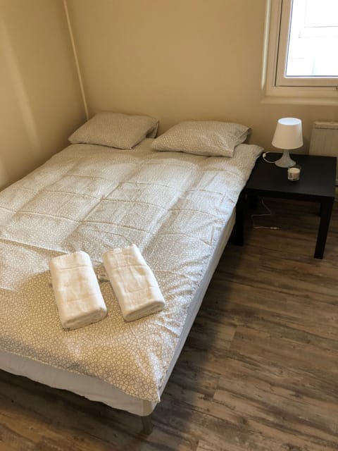 Bed, Bedroom, towels