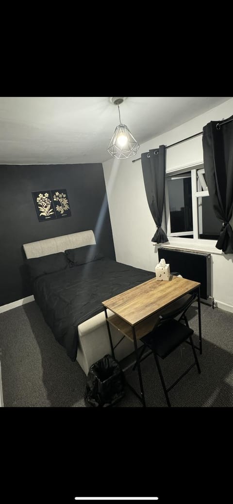 Small Double Room Located 2 Minutes From Gloucester Royal Hospital Casa de temporada in Gloucester