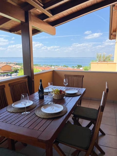 View (from property/room), Balcony/Terrace, Food and drinks, Dining area, City view, Garden view, Lake view, Street view, Breakfast