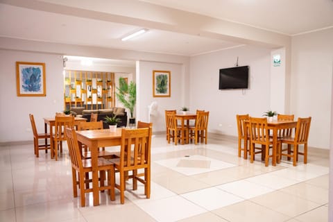 Restaurant/places to eat, Communal lounge/ TV room, Living room, Seating area