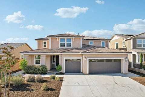 Modern 3000 sqft 5-Bedroom House w Gated Yard, Garage, Nice View, Max 20 Guests Chalet in Menifee