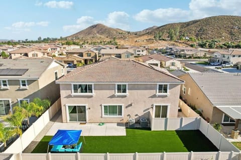 Modern 3000 sqft 5-Bedroom House w Gated Yard, Garage, Nice View, Max 20 Guests Chalet in Menifee