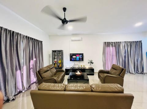 Communal lounge/ TV room, TV and multimedia, Living room, Evening entertainment, air conditioner