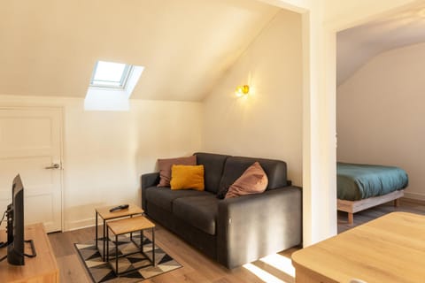 Bed, TV and multimedia, Living room, Seating area