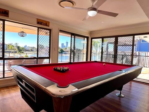 Billiard, Game Room