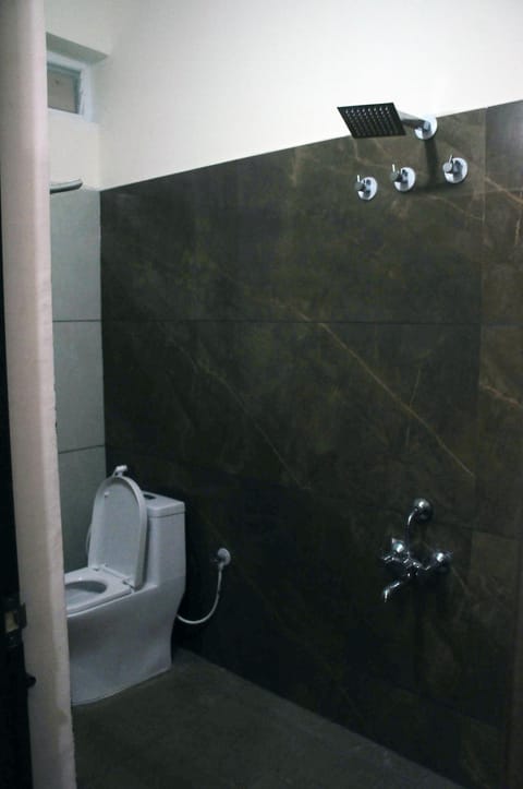 Shower, Toilet, Property building, Bathroom