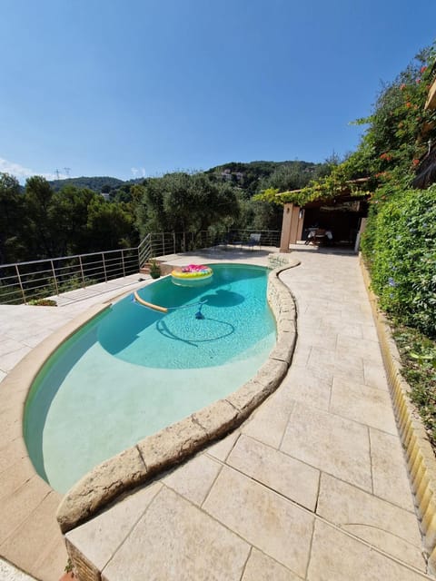 Maison Provençale sur Collines de Nice avec Piscine et vue mer Villa in 06340 La Trinité, France