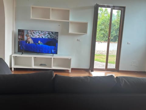 Communal lounge/ TV room, TV and multimedia, Living room, Seating area, Evening entertainment