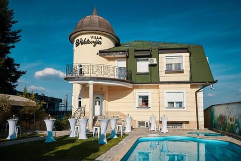 Property building, Day, Pool view, Swimming pool