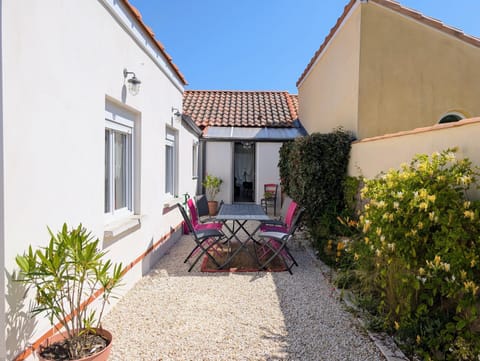 Property building, Patio, Spring, Day, Dining area, Garden view, sunbed