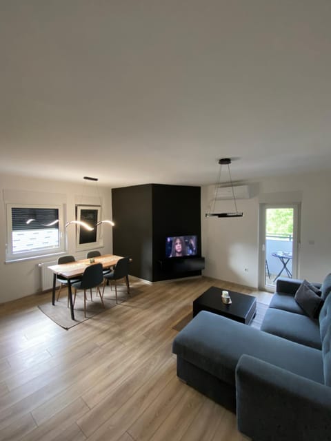 Communal lounge/ TV room, TV and multimedia, Living room, Seating area, Evening entertainment