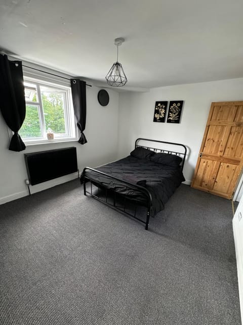 Double Room Located 2 Minutes From Gloucester Royal Hospital Vacation rental in Gloucester