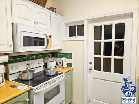 Coffee/tea facilities, Kitchen or kitchenette, oven, stove, toaster