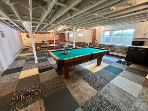 Billiard, Game Room