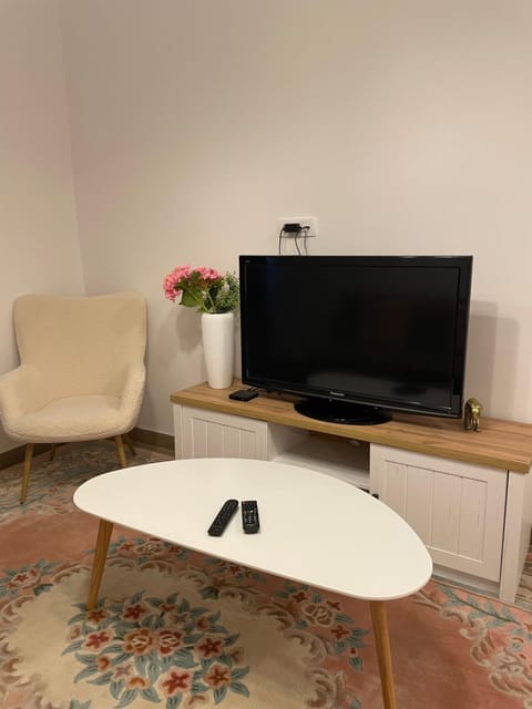 TV and multimedia, Living room, Seating area, Evening entertainment