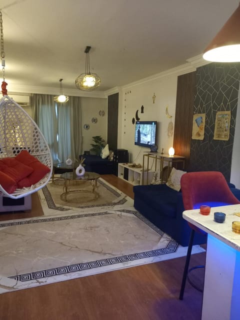 Communal lounge/ TV room, Bed, TV and multimedia, Living room, Seating area, Bedroom