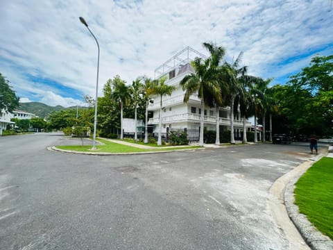 Property building, Neighbourhood, Street view, Location, Parking