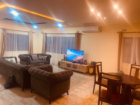 Communal lounge/ TV room, Dining area, air conditioner