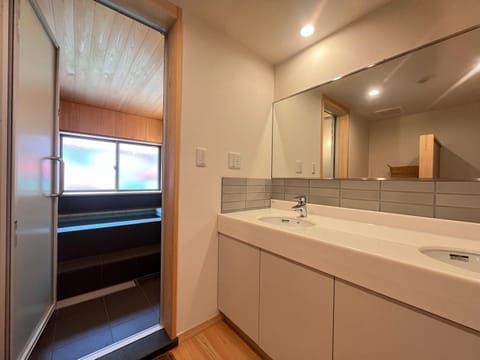 Bathroom, Internal: Not applicable to any particular room