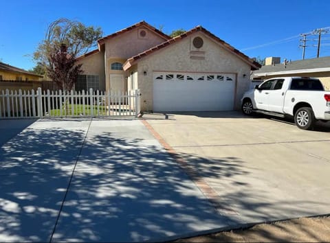 Property building, Day, Neighbourhood, Street view, Parking