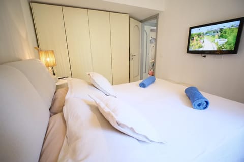 Bed, TV and multimedia, Bedroom, towels, wardrobe