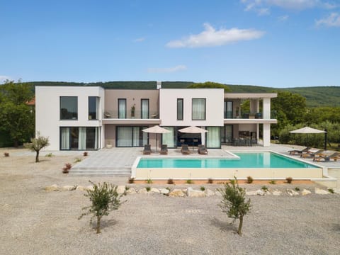 Property building, Day, Pool view, Swimming pool