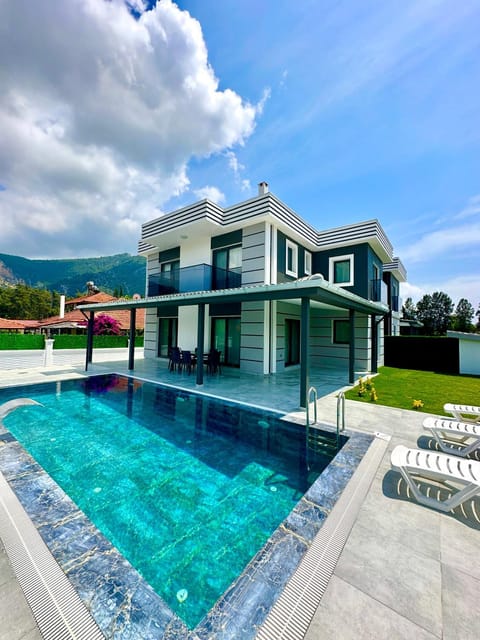 Property building, Day, Natural landscape, Mountain view, Pool view, Swimming pool, sunbed