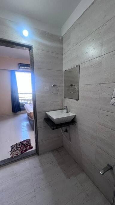 Cozy 2BHK in Prime Location Apartment in Ahmedabad