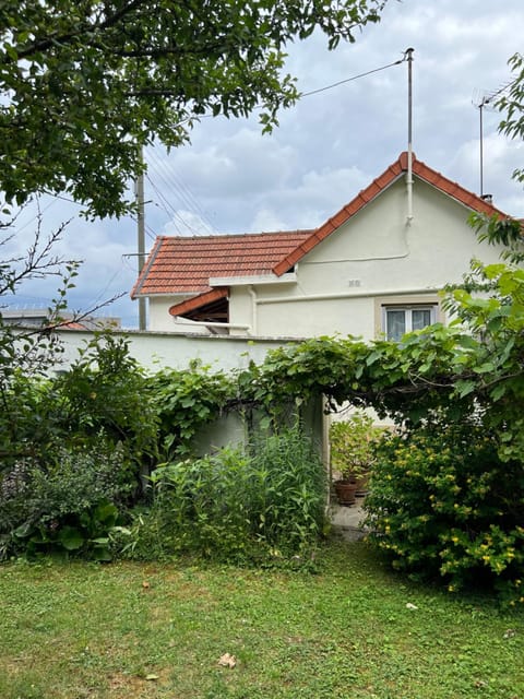 Maison Indépendante CHELLES , Paris Disney Proche JO 2024 Vaires sur Marne est a 10 minutes de Chelles des épreuves Olympique de canoé kayac 2 chambres House in Chelles