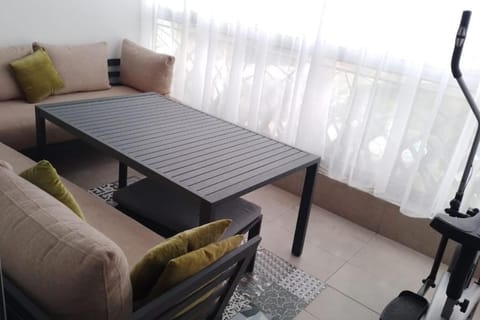 Uniquement Couples Mariés et Familles - Agréable appartement vue piscine Dar Bouazza en 2 Chambres, Terrasse, Balcon et cheminée - Interdit pour les célibataires et les couples non mariés - Hébergement non Fumeur - Interdiction de Fumer dans tout le bien Apartment in Casablanca-Settat