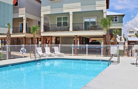 Oh So Beachy, 3BR, Sleeps 10, Pool & Beach Access House in Gulf Shores