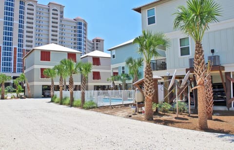 Oh So Beachy, 3BR, Sleeps 10, Pool & Beach Access House in Gulf Shores