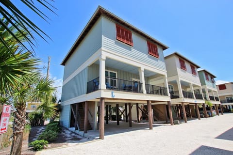 Oh So Beachy, 3BR, Sleeps 10, Pool & Beach Access House in Gulf Shores