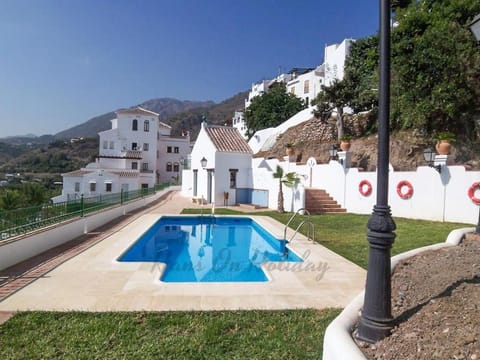 La Fuente APT 4, Frigiliana Amazing 3 bedroom 2 bthroom Family Apartment with views, Padel Court and 2 Pools HansOnHoliday Rentals Apartment in Frigiliana