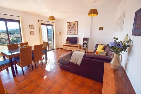 La Fuente APT 4, Frigiliana Amazing 3 bedroom 2 bthroom Family Apartment with views, Padel Court and 2 Pools HansOnHoliday Rentals Apartment in Frigiliana