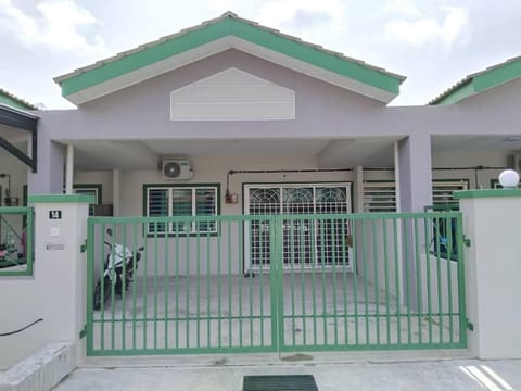 Homestay Arora Teluk Intan House in Perak Tengah District