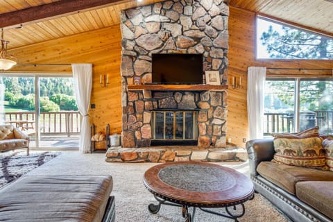 Spacious Big Bear Lake Cabin Hot Tub, Game Room! House in Big Bear