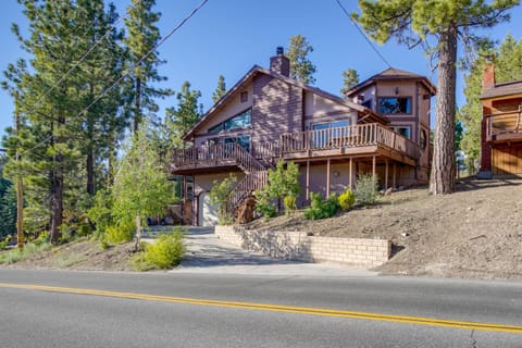 Spacious Big Bear Lake Cabin Hot Tub, Game Room! House in Big Bear