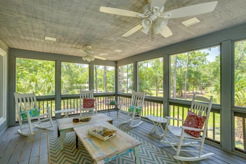 Near Edisto Beach State Park Home with Lanais! Maison in Edisto Island