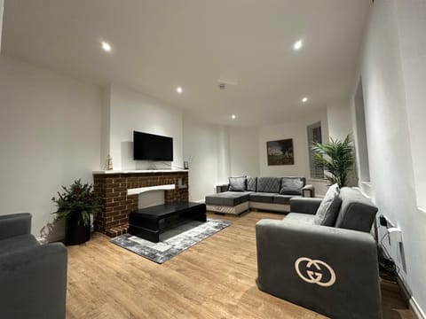 Communal lounge/ TV room, TV and multimedia, Living room, Seating area