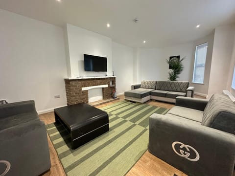 Communal lounge/ TV room, TV and multimedia, Living room, Seating area, Evening entertainment