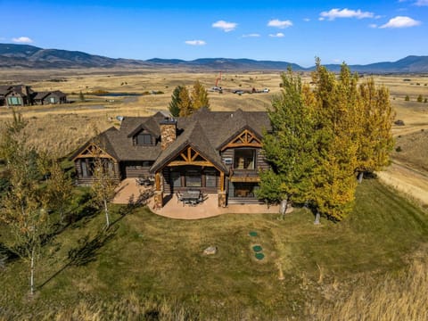 Cowboy Lake Lodge House in Emigrant