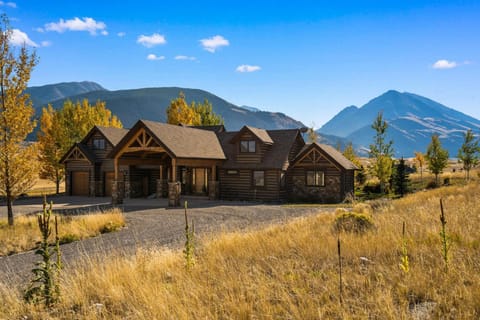 Cowboy Lake Lodge House in Emigrant