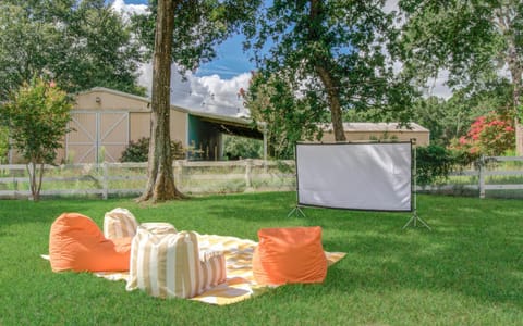 Garden, TV and multimedia, Seating area, Garden view