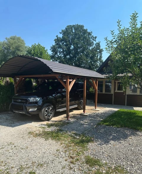 Močvirski Tulipan Chalet in Ljubljana