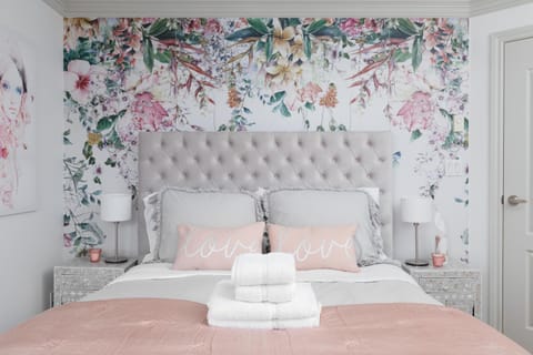 Bedroom, towels