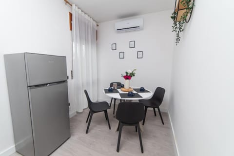 Kitchen or kitchenette, Dining area, air conditioner