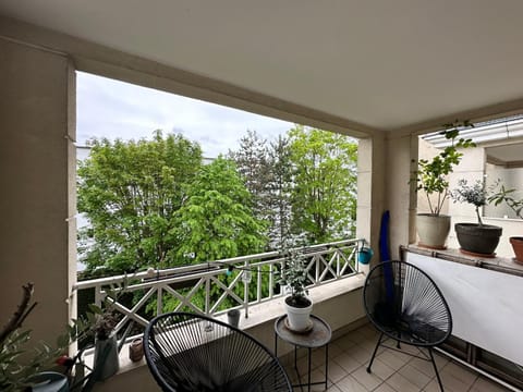 Large Apartment with Terrace - Gates of Paris Apartment in Saint-Cloud