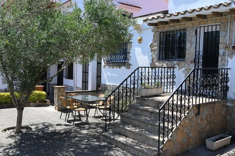 Property building, Day, Balcony/Terrace